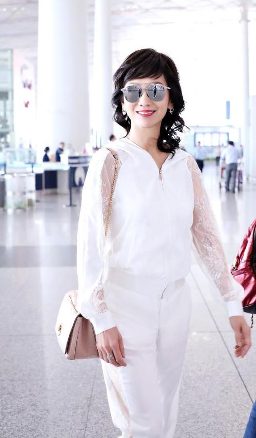 赵雅芝气质古典优雅,穿休闲装也挺好看,暖意洋洋有"家