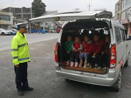 超载171%!7座面包车竟强"塞"17个小朋友,司机处理结果是.