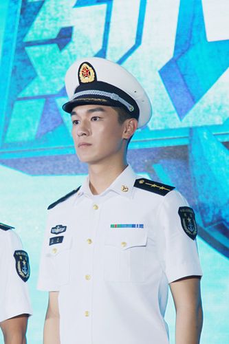 《烈火海洋》发布会杨旭文亮相 为演海军狂健身