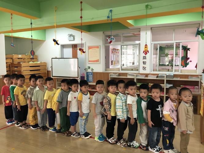 午睡前先,我们先排队出教室散步进行食物消化!