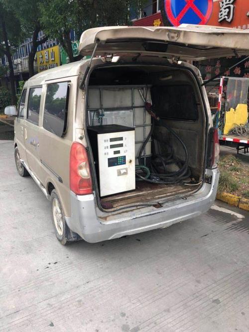 小小面包车改装成加油车 交警消除一颗定时炸弹