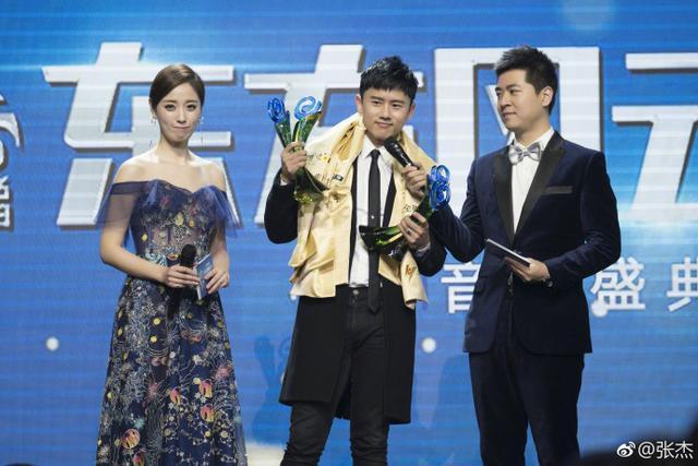 张杰收获音乐"大满贯",获奖之后接受采访却只顾"撒狗粮"