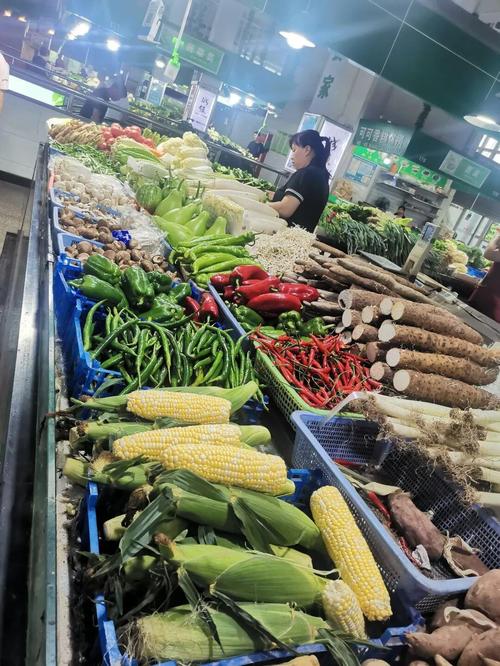 蔬菜摆放整齐,无超摊经营