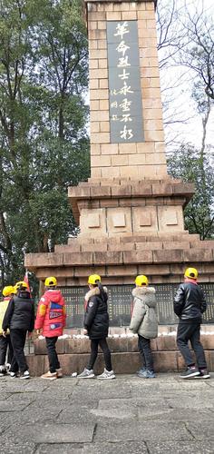 缅怀革命先烈,传承红色精神——太阳花中队参观桐庐凤凰山革命烈士