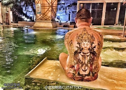 大背金光闪闪的观音菩萨纹身图案