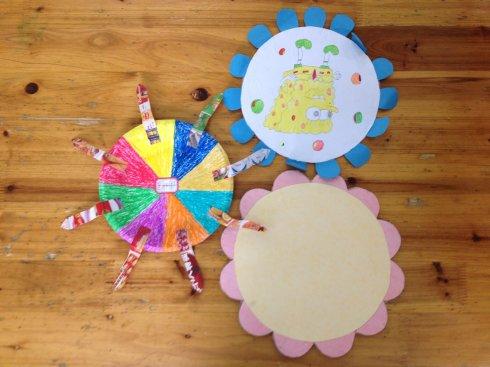 下周一请家长带的物品如下:  家长和幼儿一起制作飞盘  (做好幼儿