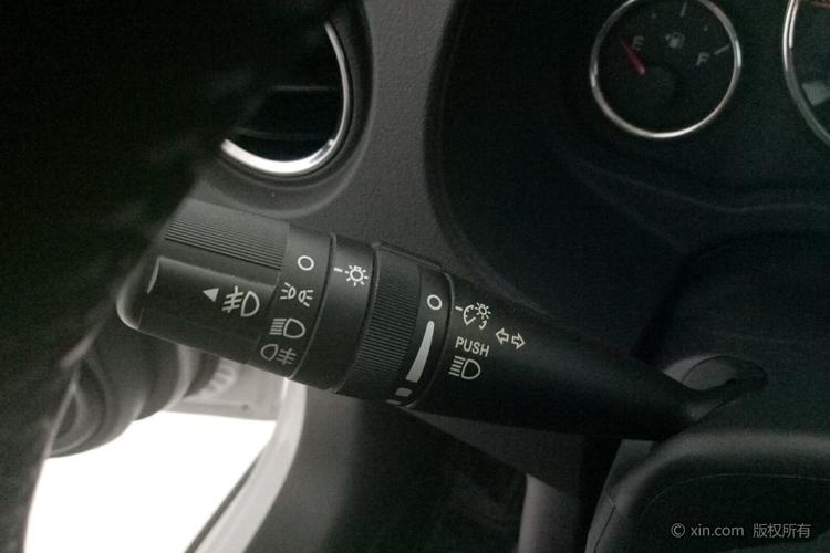 jeep 指南者 2013款 2.0 自动 炫黑豪华版前驱