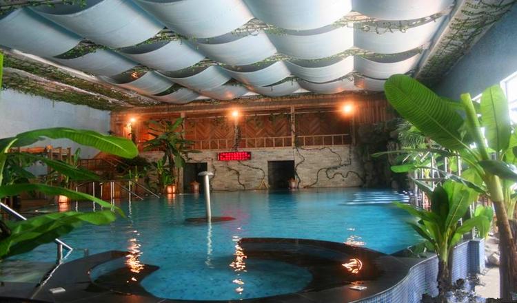 可充分体验与享受大自然馈赠,浪漫而又陶醉;温泉二楼休息厅内,在品