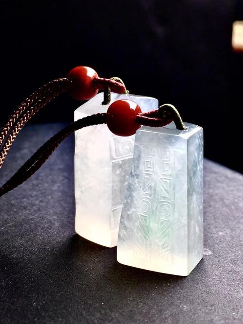 什么样的翡翠料子适合做仿古无事牌呢?