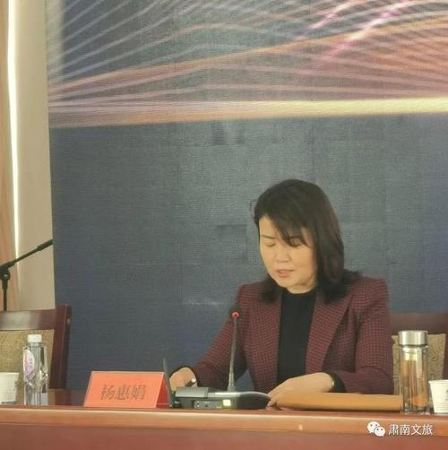 开班仪式由县人大副主任杨惠娟同志主持,县委常委,宣传部部长刘泽同志