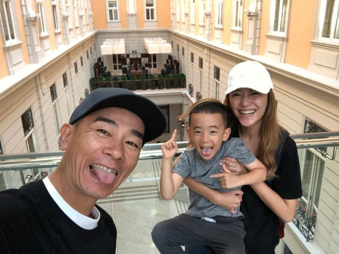 陈小春忆穷到燶童年 :最遗憾系3000