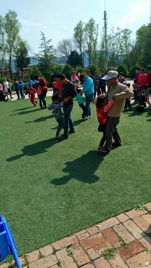 小脚踩大脚(小班亲子游戏)