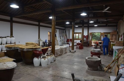 在博物馆的酿酒房里可以买到最纯正的香雪