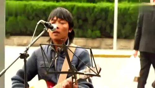 流浪歌手撕心演唱 这首歌太好听,听100遍都不烦!