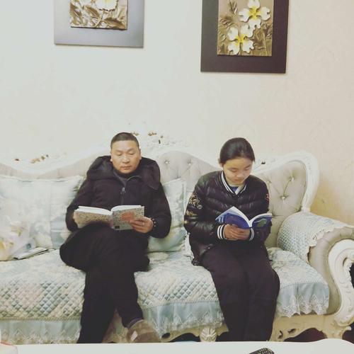 和父母一起读书