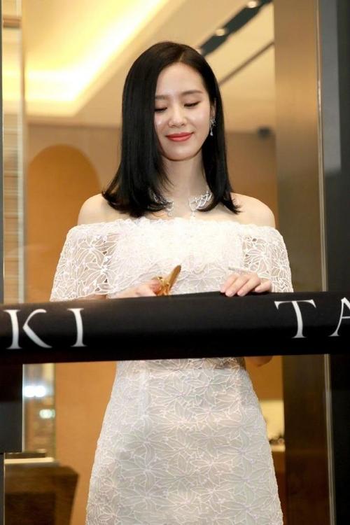 刘诗诗 有着天鹅颈和美人锁骨 简直是一字肩的完美演绎者