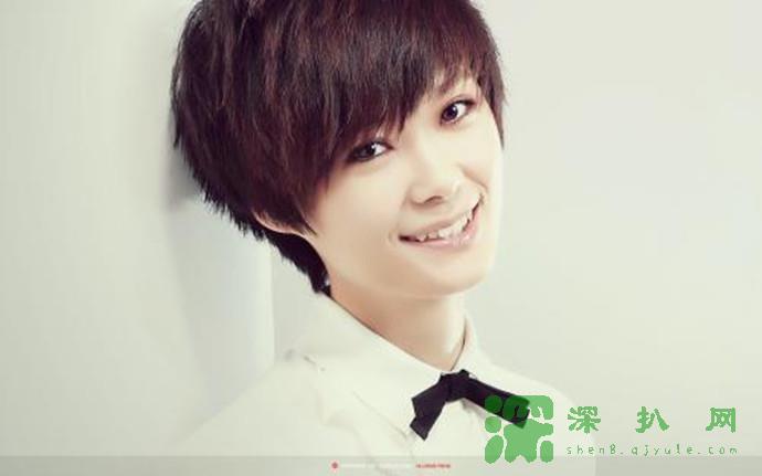 很多网友还记得当年的短发的假小子李宇春,在快乐女声的舞台上表演着