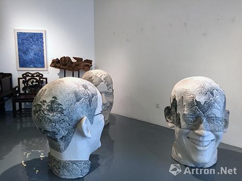 他的作品既融合了东方传统与西方文明,高雅艺术与通俗