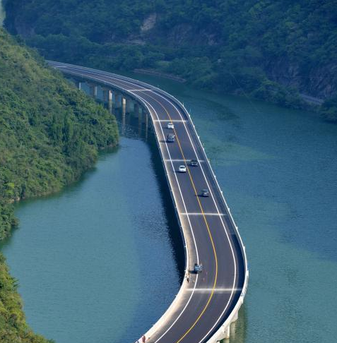 8月9日,湖北省宜昌市兴山县古夫镇至昭君大桥的"水上公路"竣工通车.