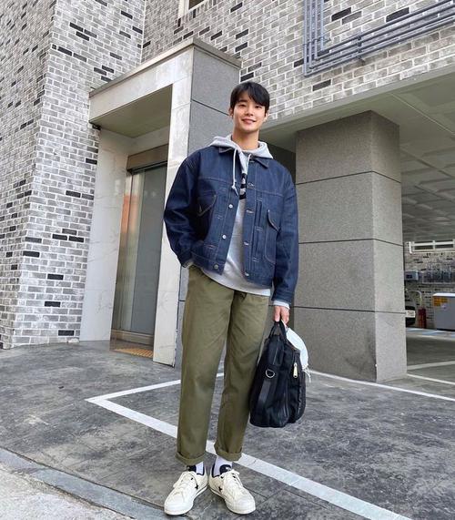 男生穿"卫衣 外套"真的帅气,6套不同潮流搭配,塑造多样气质