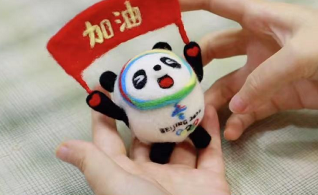 网友@手工阿兔而手工编织党们,则用钩针勾勒出了墩墩的可爱造型,"