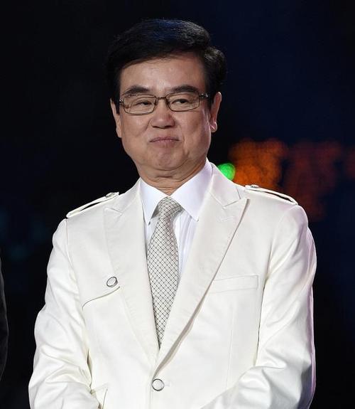 黄百鸣曾因王家卫交不出剧本开除了他,现在黄百鸣后悔