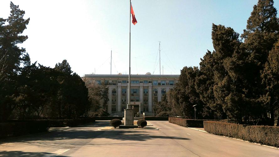 他们来到中国驻朝鲜大使馆, 对祖国的关心表示深深的感谢.