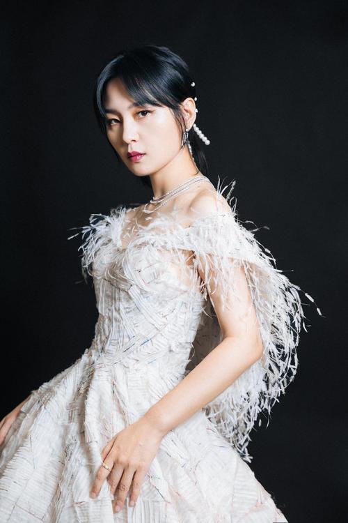 搬个今天周笔畅的羽毛礼服裙造型