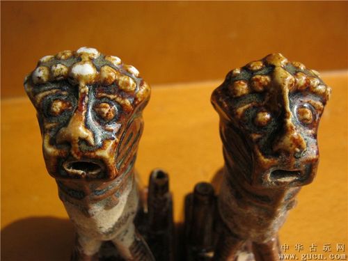 清代早期德化窑紫金釉狮子香插一对