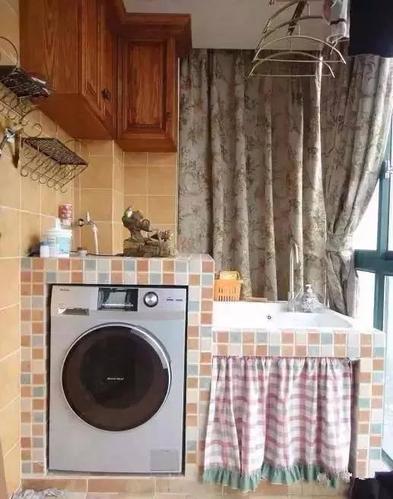 水泥,扔了吧觉得可惜,于是老公想到阳台还有空位,用来砖砌一个洗衣池