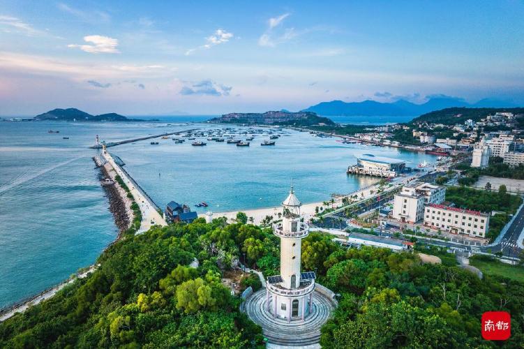 在桂山岛灯塔公园眺望桂山港.南都拍客 梁琪琳 摄