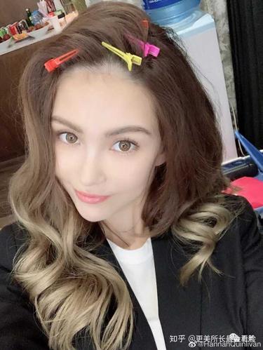还有杰伦的媳妇昆凌,美瞳很大程度上增加了她的混血感.