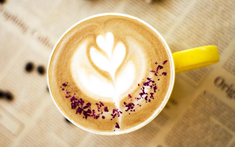 可口美味的咖啡和文艺的咖啡杯