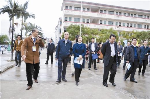 发展暨"全面改薄"现场推进会的与会嘉宾到金秀瑶族自治县桐木中学参观