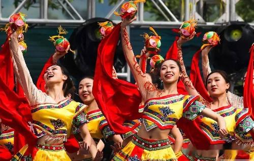 抛绣球"是一种古老而又充满了三月三民俗系列文化活动抛绣球~嘿撩撩啰