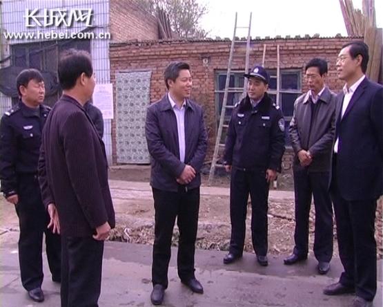 图一:曲阳县委,县政府主要领导深入各治安检查站慰问十八大安保值勤