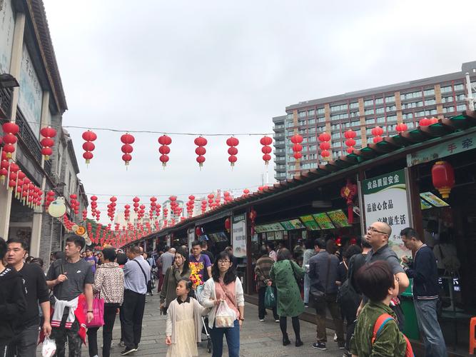 祖庙门口有一条街,好多佛山小吃