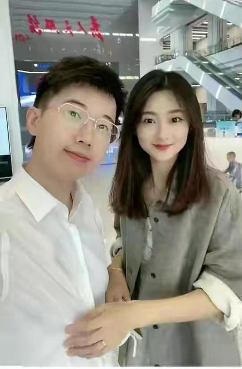 据说苏宁的老公的网名叫"小沈不渣",网传是个富二代,家里挺有钱的.
