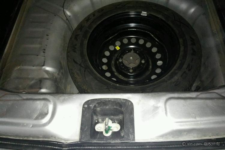 日产骊威备胎及随车工具