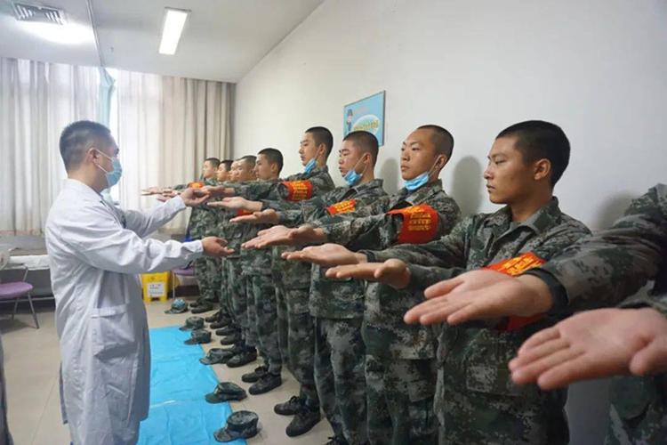 啊,张大嘴巴~  检后 专家讨论组进行逐人专项讨论 本着 "谁检查,谁