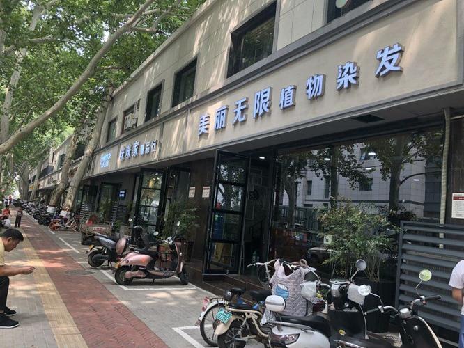 商店门头的设计整齐划一使整条街道看起来更加统一