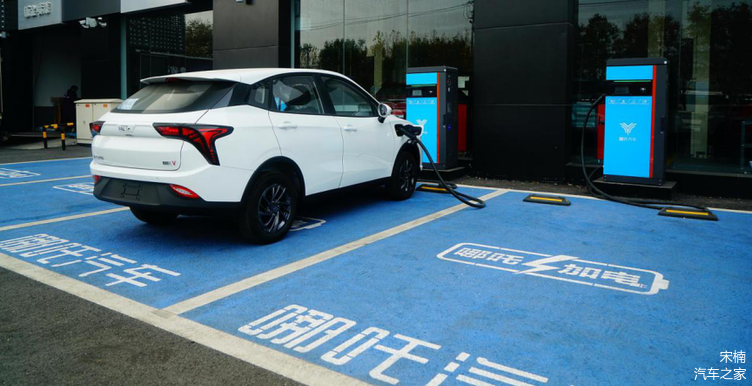 在实测中,笔者对哪吒v进行了快速充电测试,通过充电桩能够看到电芯