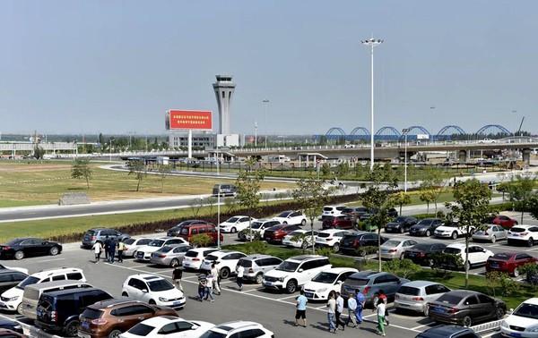 机场外的停车场.右上方为黄河大桥