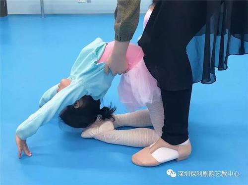 摔倒了也不哭,因为我最坚强!