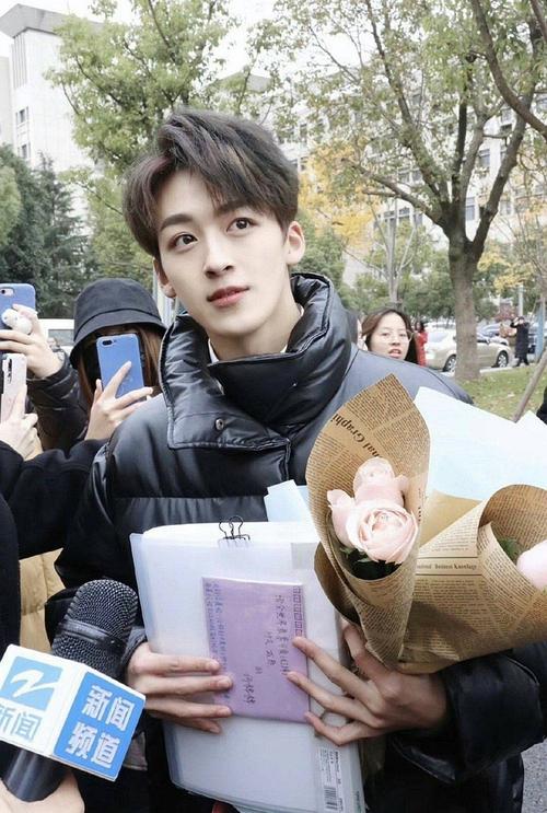 何洛洛素颜 删除 赞 (48)回应 来自 豆瓣app