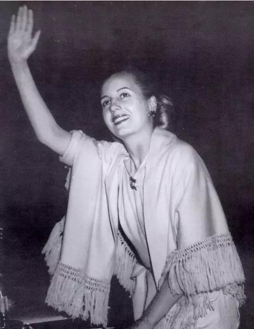 1946年,贝隆正式当选为阿根廷的总统,艾薇塔成为阿根廷的国母.