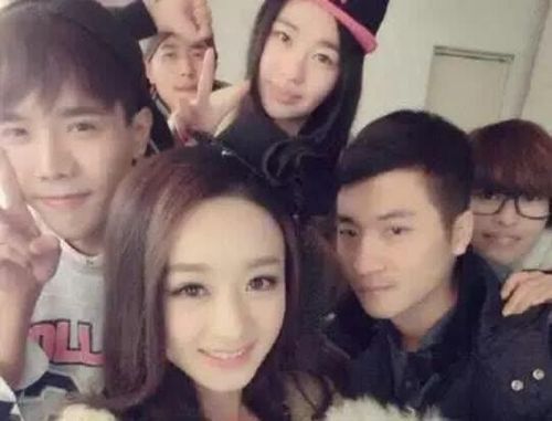 赵丽颖全家福曝光,弟弟颜值不输于赵丽颖啊,完全可以出道了