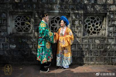 的衣服:男穿阮朝官服及黎朝交领衣(配上阮朝头巾),女穿日平袄及五身袄
