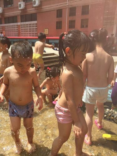 炎热的夏天,小朋友最爱玩水,童年的回忆,快乐如此简单