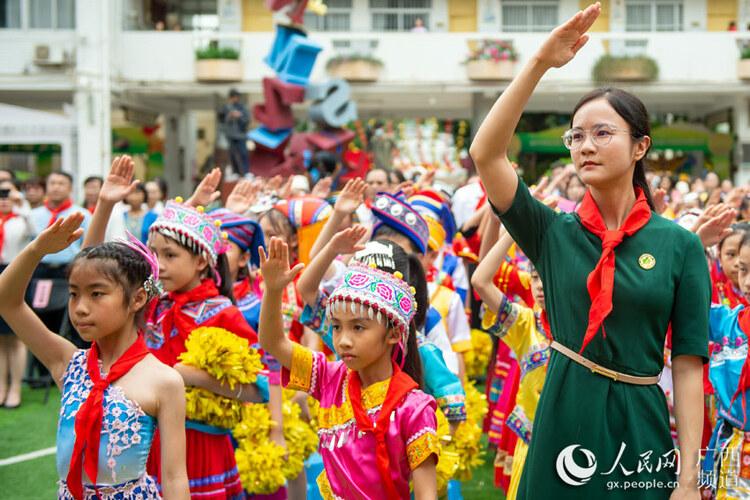 来自广西,新疆,西藏三地的4000多名少先队齐聚云端,庆祝建党100周年和